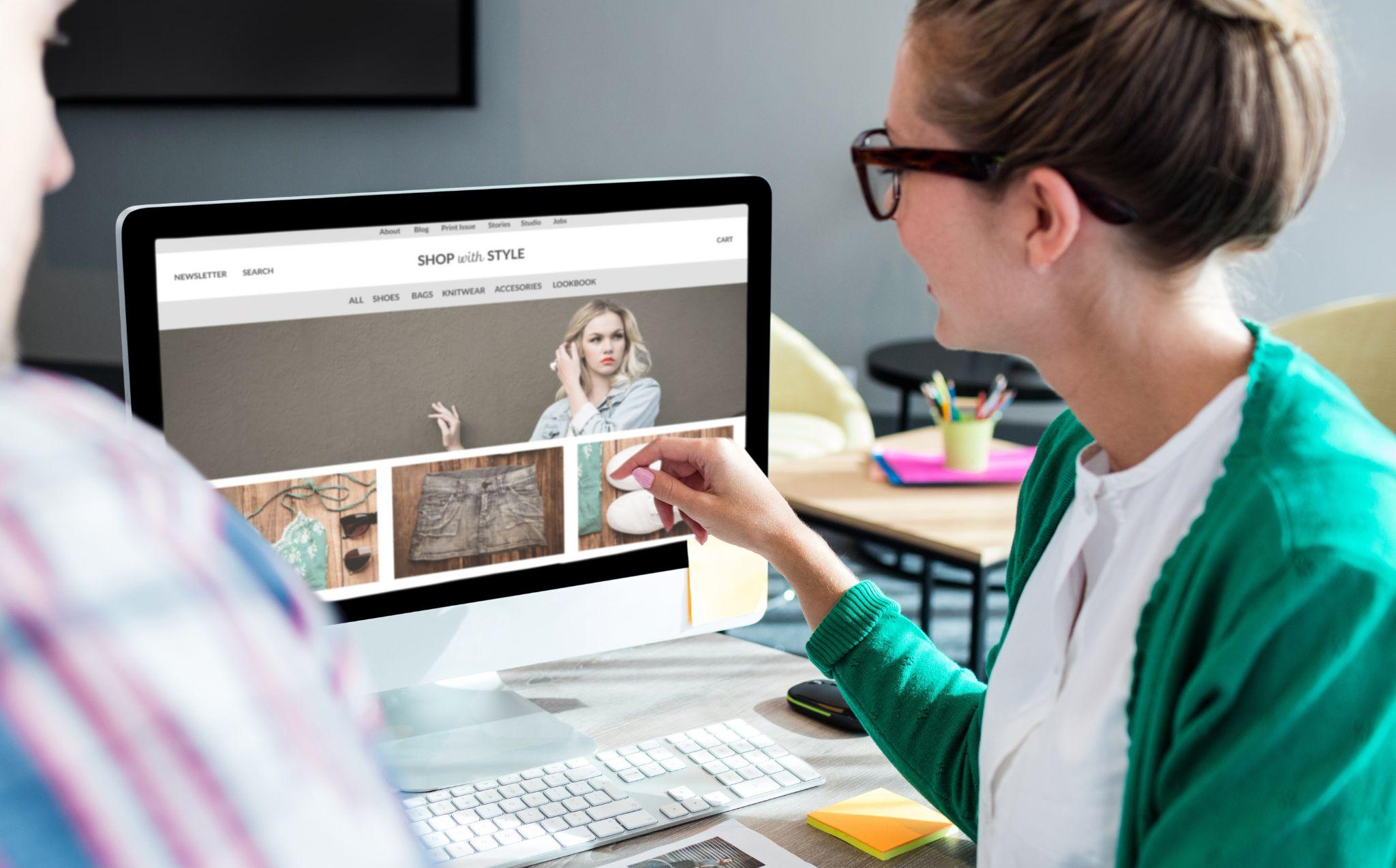 Une femme et un homme créent une boutique e-commerce mode avec NanoShop.app sans compétences techniques