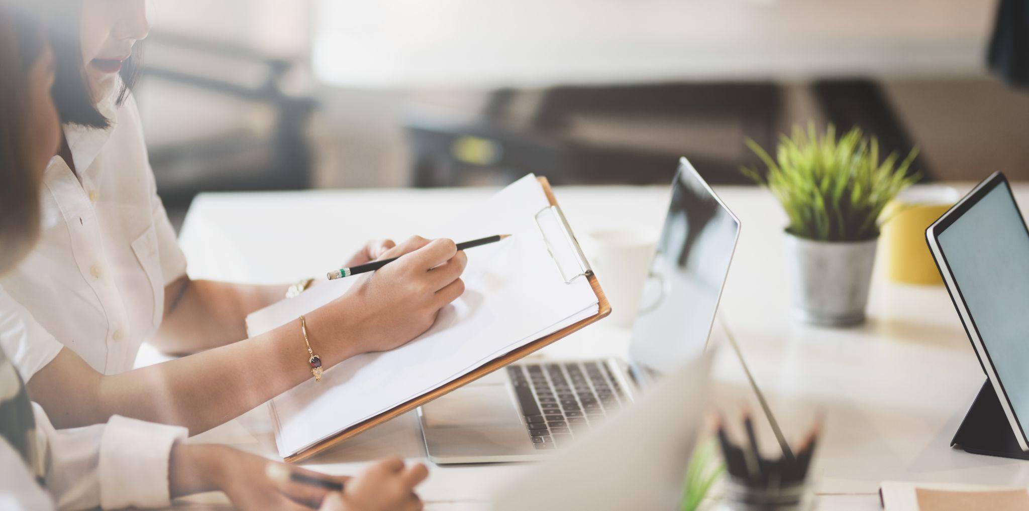 Deux femmes font un choix du business model e-commerce : marque propre, revente ou dropshipping dans la mode