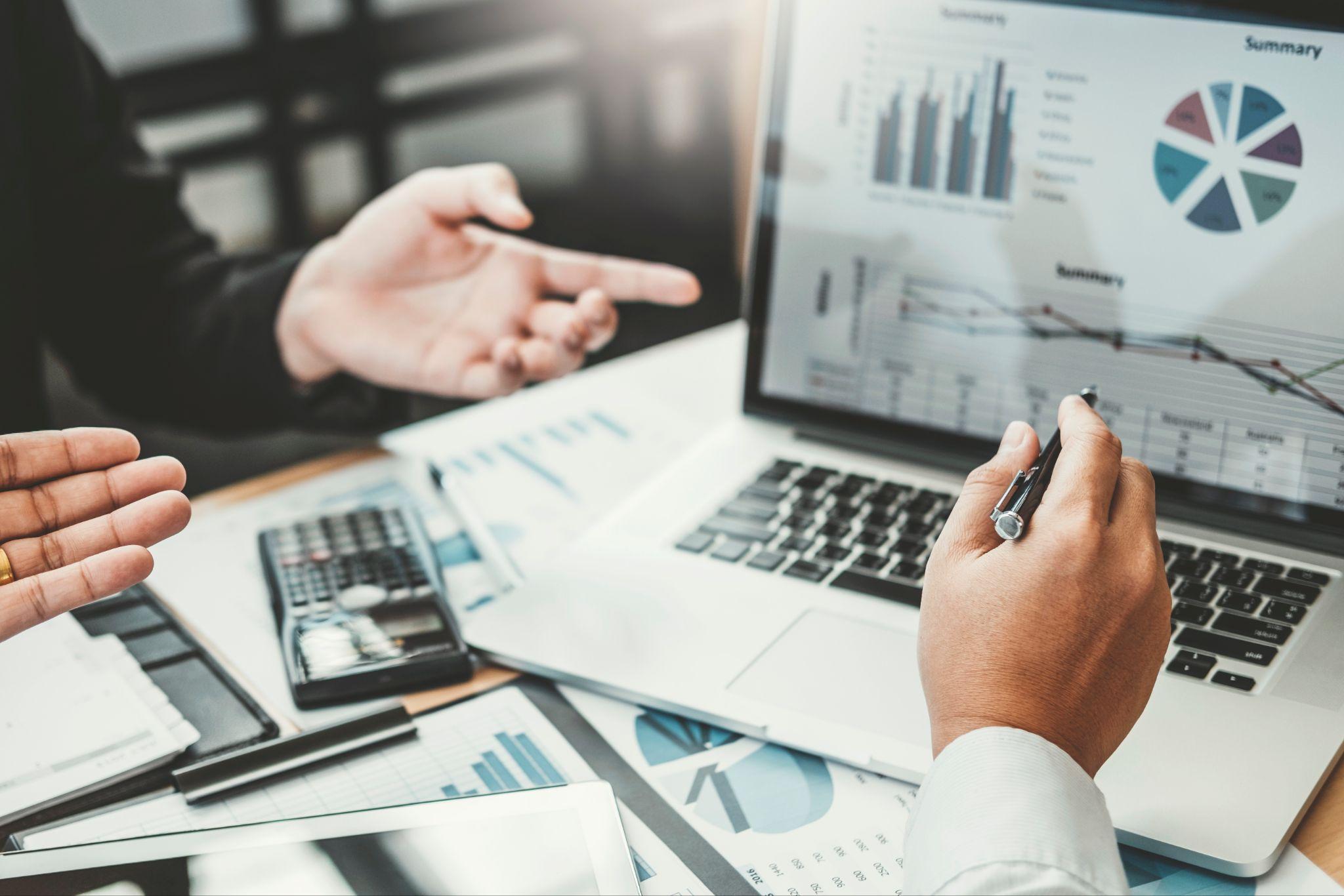 Due persone stanno analizzando il mercato con l'obiettivo di creare un negozio di abbigliamento online.