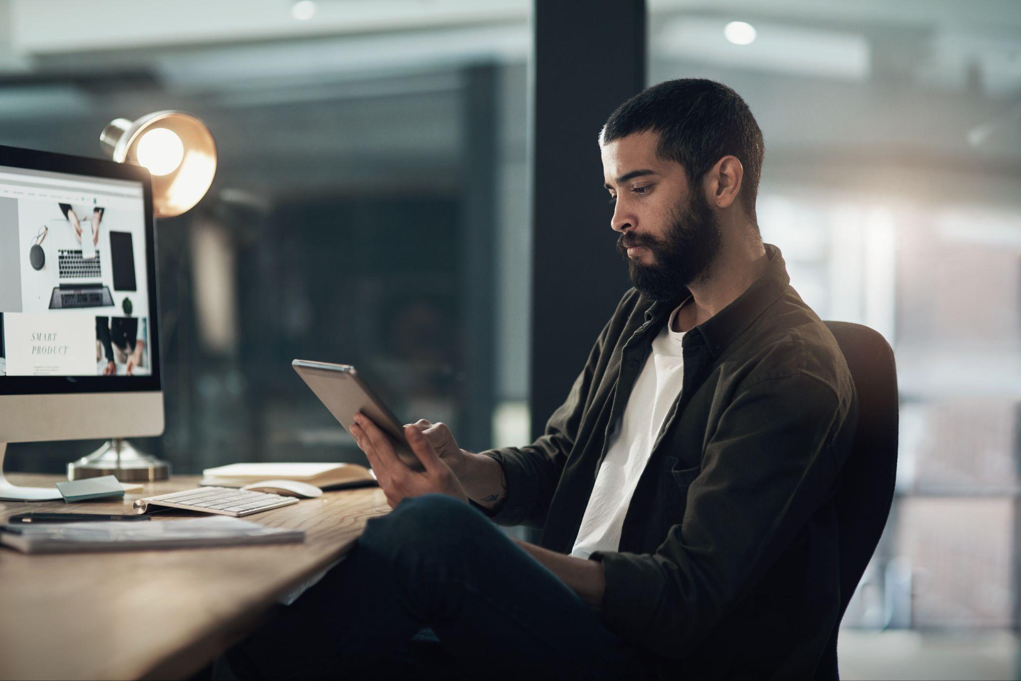 Entrepreneur utilisant un ordinateur et une tablette pour gérer sa boutique en ligne avec MicroStore.app