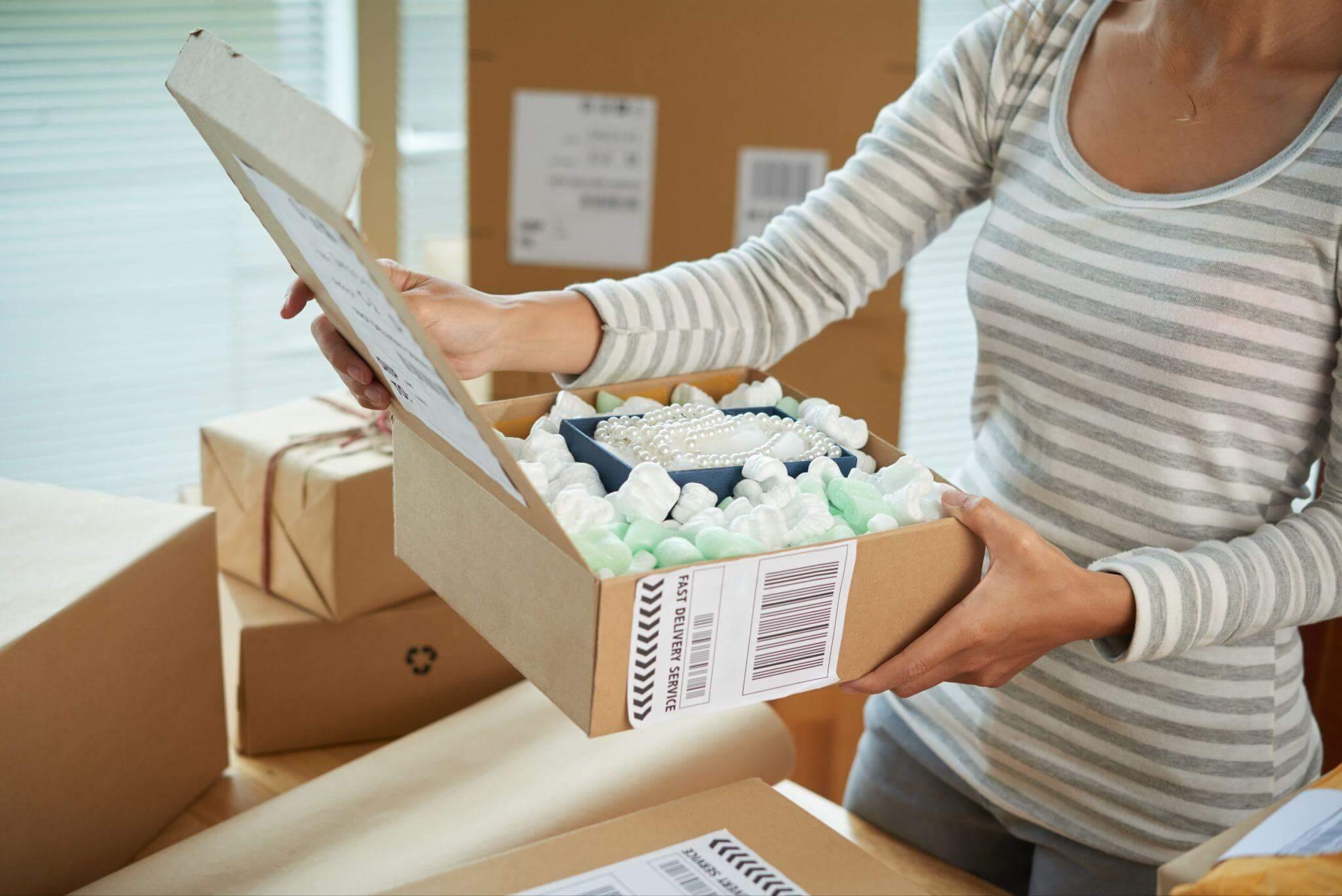 Expérience client avec un packaging simple; un suivi de coli humain et chaleureux; une commande protégée, soignée et de qualité.