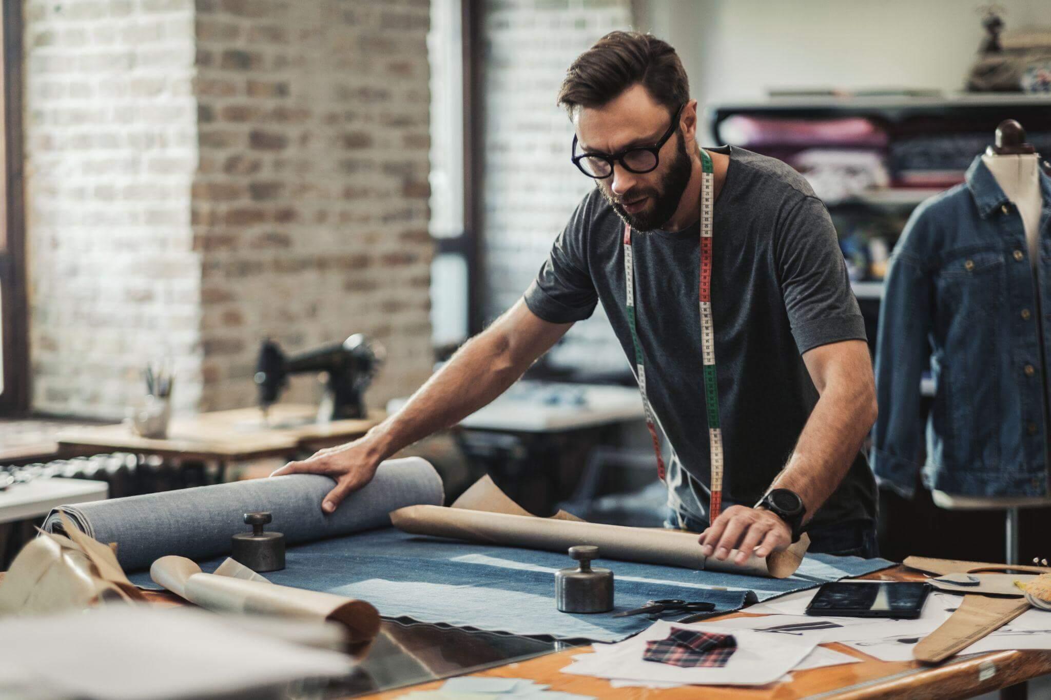 Homme couturier en accord avec sa vision d'entrepreneur.