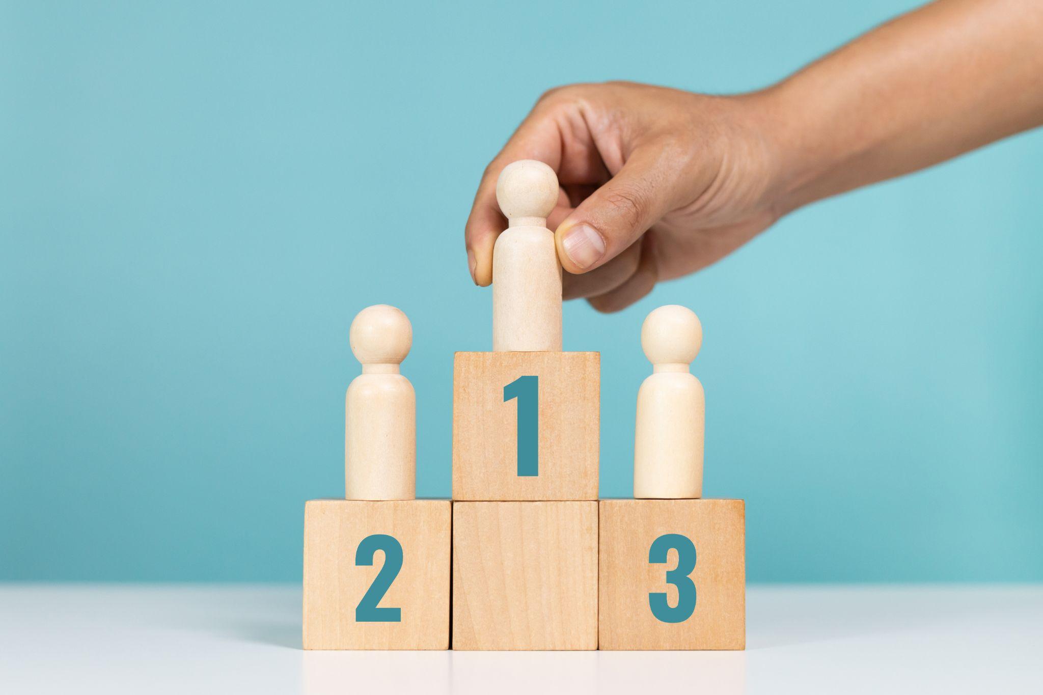 Podio numerato in legno 1-2-3 - classifica e benchmark della concorrenza locale per posizionare la tua boutique di moda.