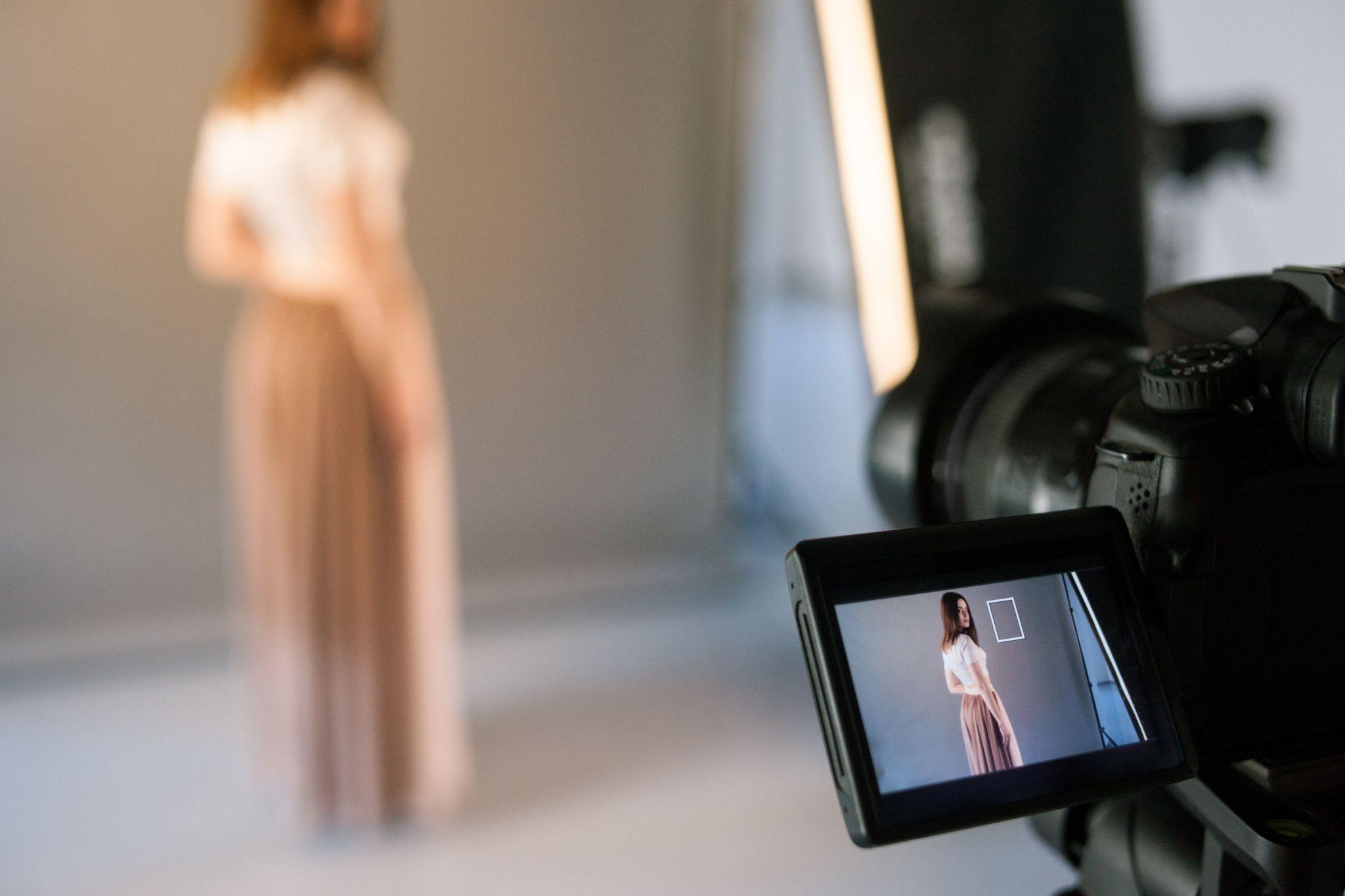 Shooting de mode. Fond neutre, présentation d'articles (vêtements) de mode.