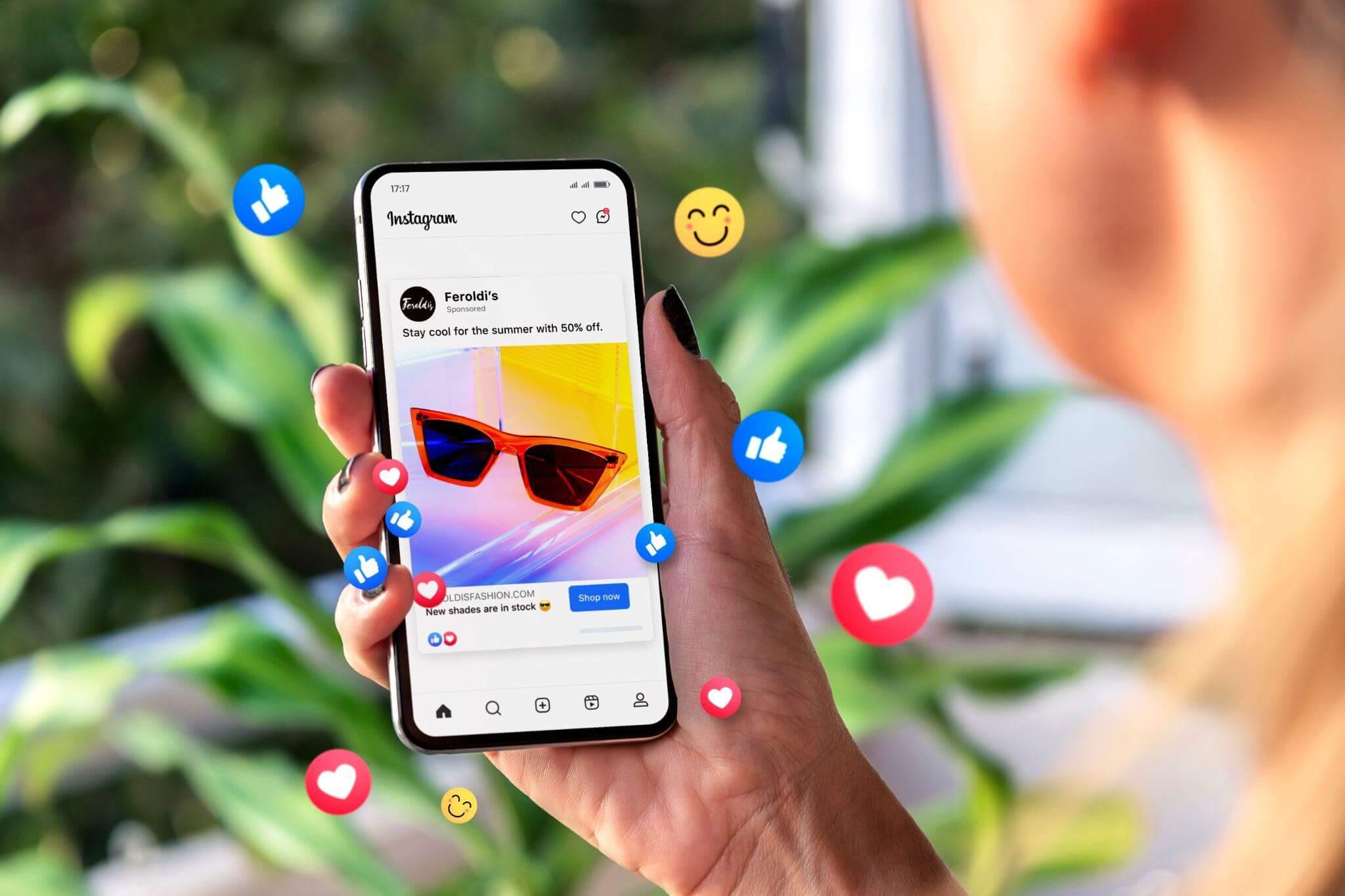Smartphone affichant un post Instagram de lunettes avec bulles de likes et commentaires — animation des réseaux sociaux pour une boutique de mode.