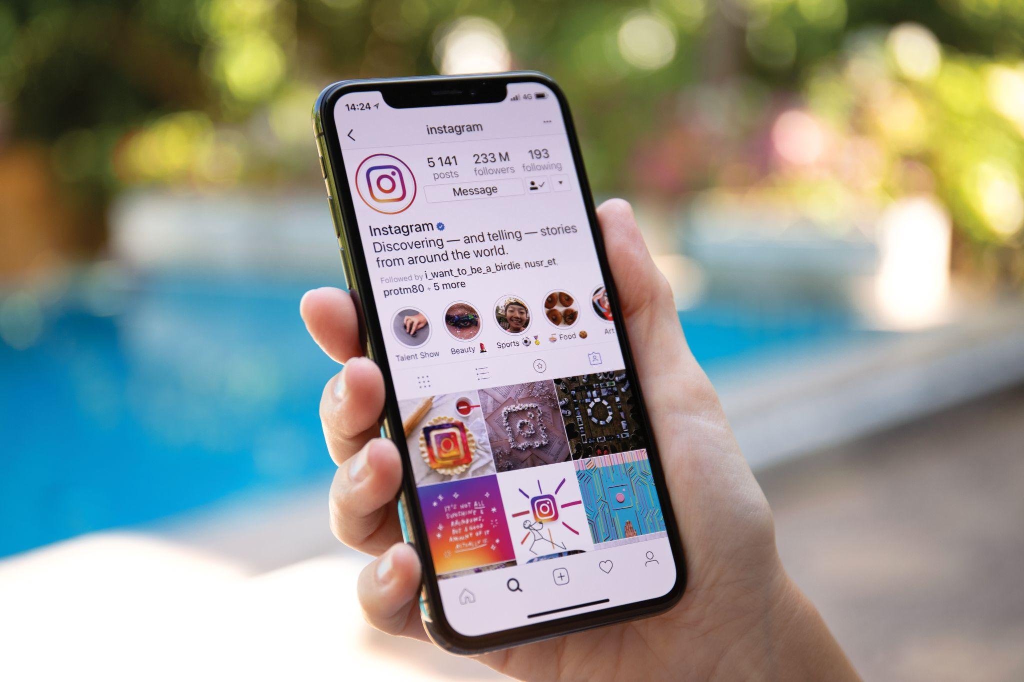 Smartphone che visualizza un profilo Instagram con diversi post - animazione di social network per una boutique di moda.