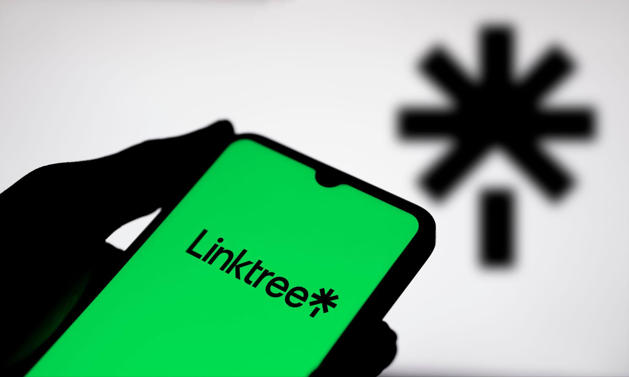 Smartphone présentant l'interface du site Linktree qui a pour but de centraliser plusieurs liens en un seul.
