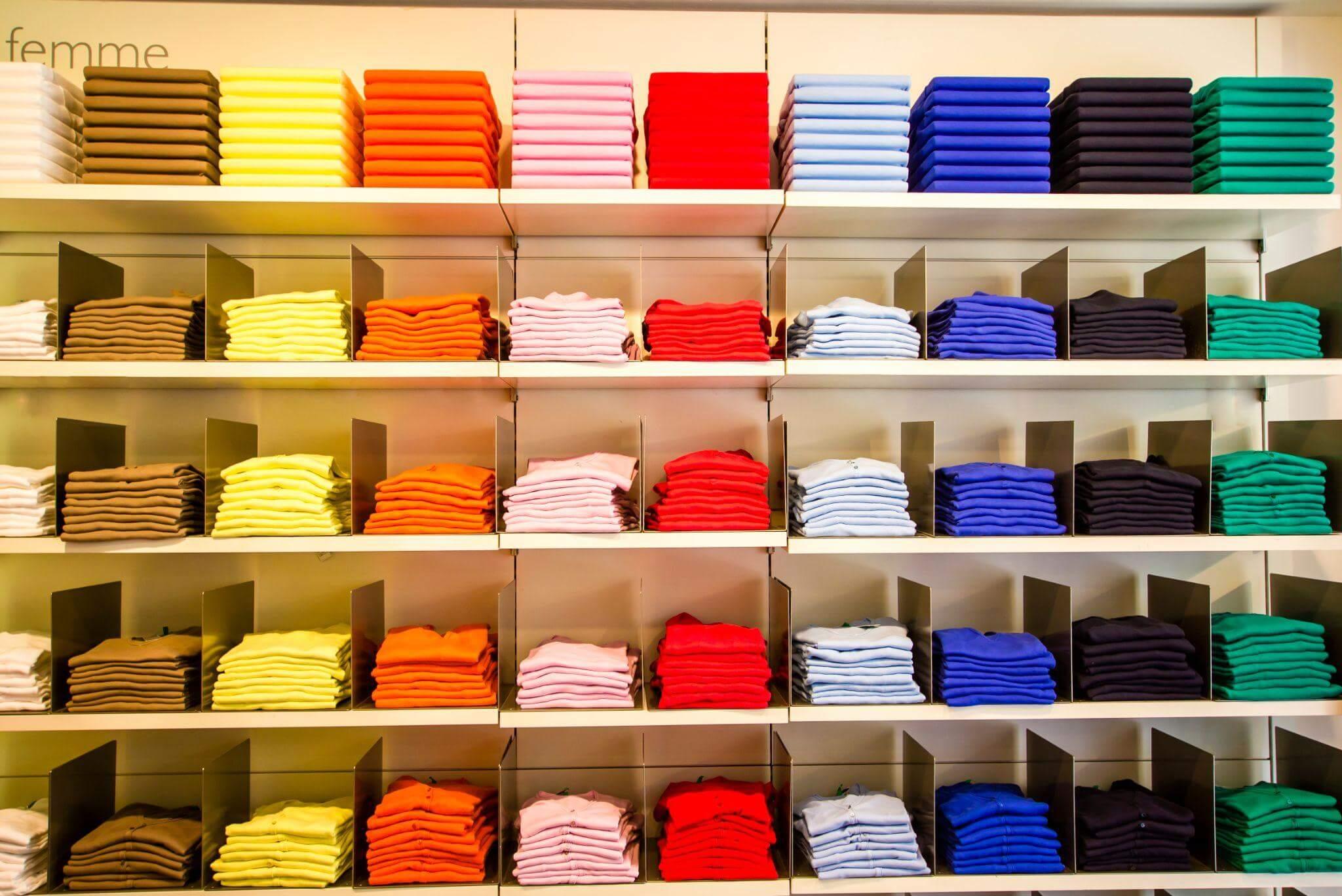 Pilas de ropa de distintos colores.