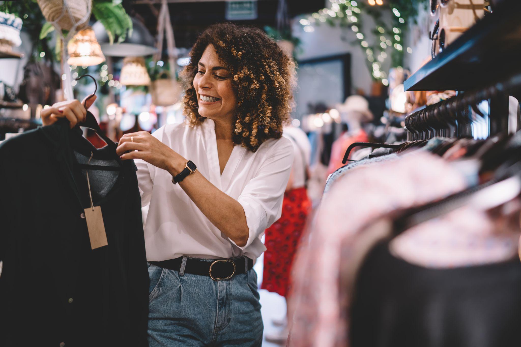 Une femme vérifie les vêtements qu'elle propose en vente. Son concept, sa promesse et son positionnement priment sur sa collection.