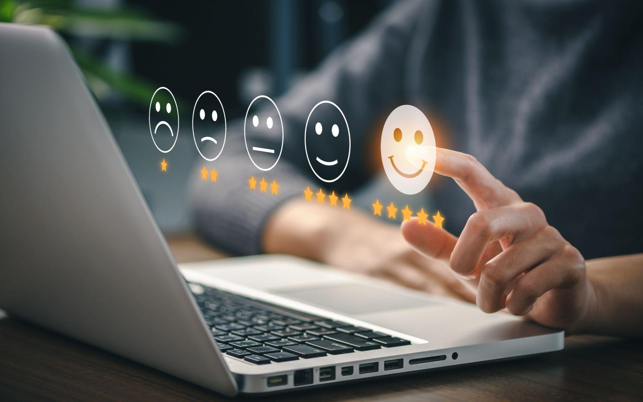 Una persona si siede davanti al suo computer e seleziona le recensioni dei suoi primi clienti. Fa clic sulla migliore delle cinque.