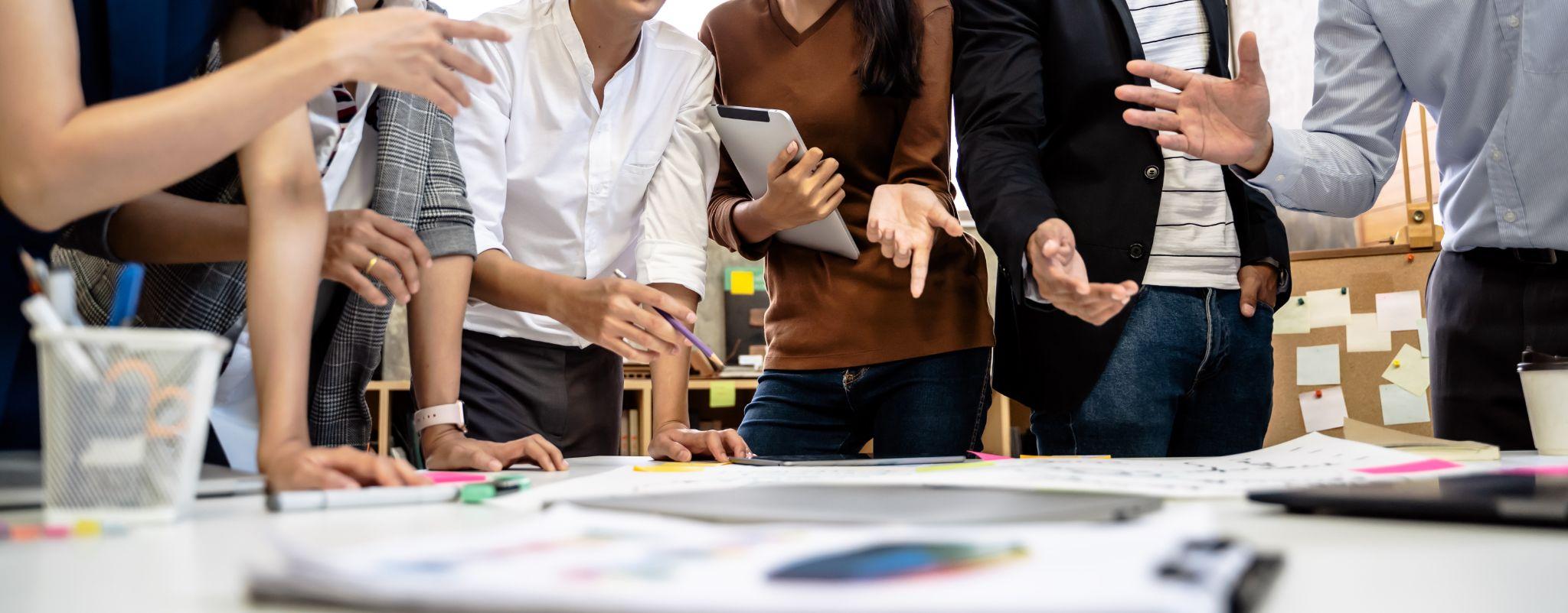 Une équipe travail, réfléchit et accompagne ses clients. Le tout pour booster leurs projets de mode.